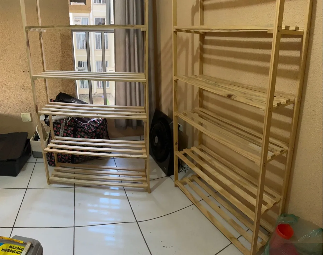 Estantes de Madeira para Organização