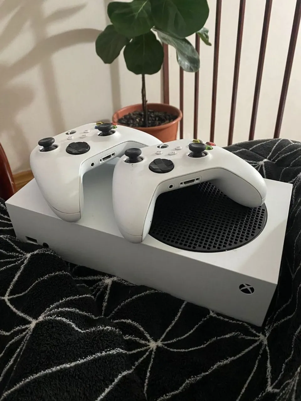 Xbox Series S com 2 Controles