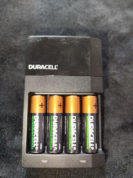 Carregador de Pilhas AA Duracell
