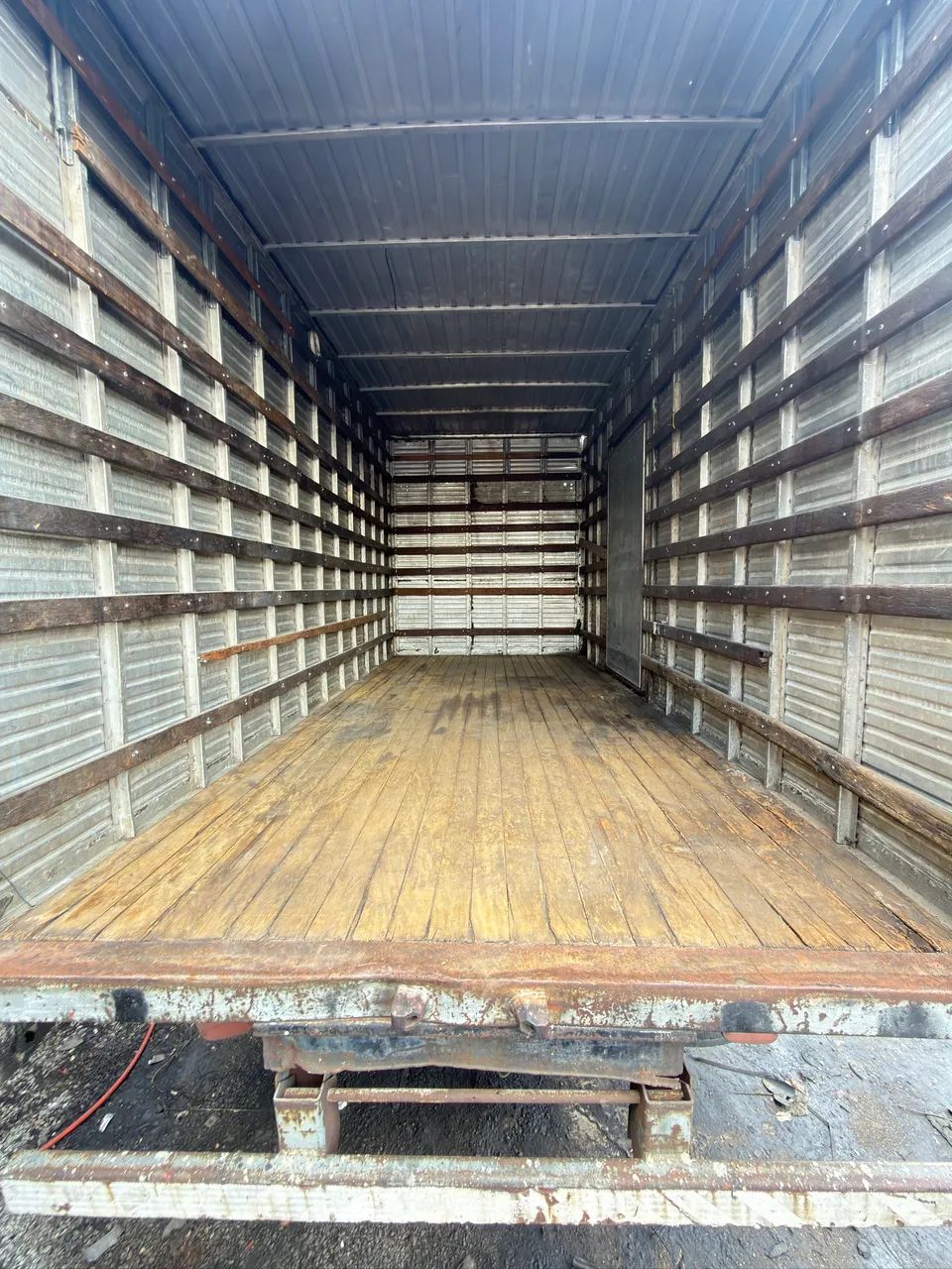 Vende-se baú carga seca 5 metros 