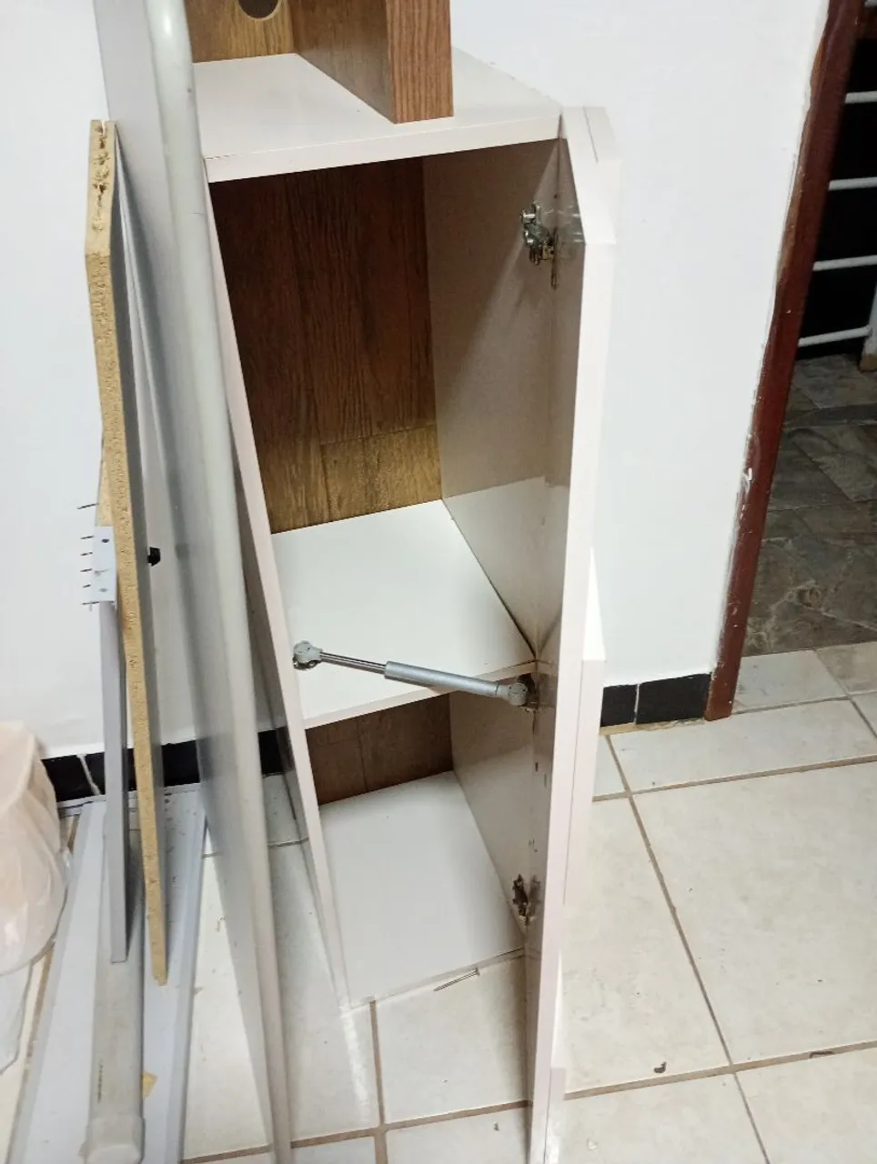 Armário Multiuso Branco com Prateleiras Internas
