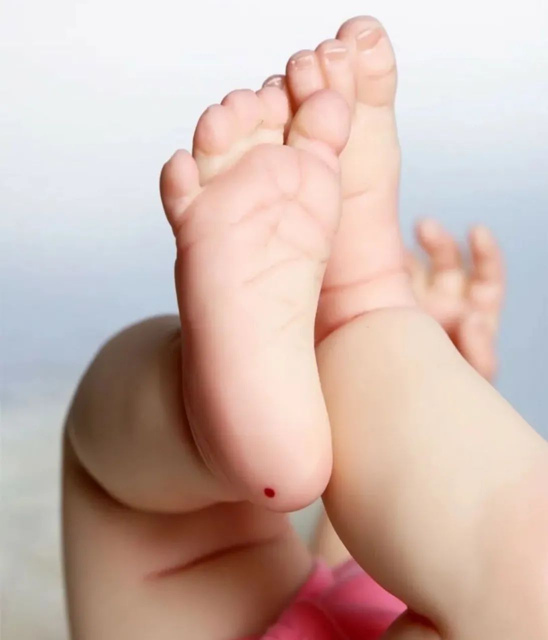 Boneca bebê reborn de silicone com brinco 48 cm - Foto 4