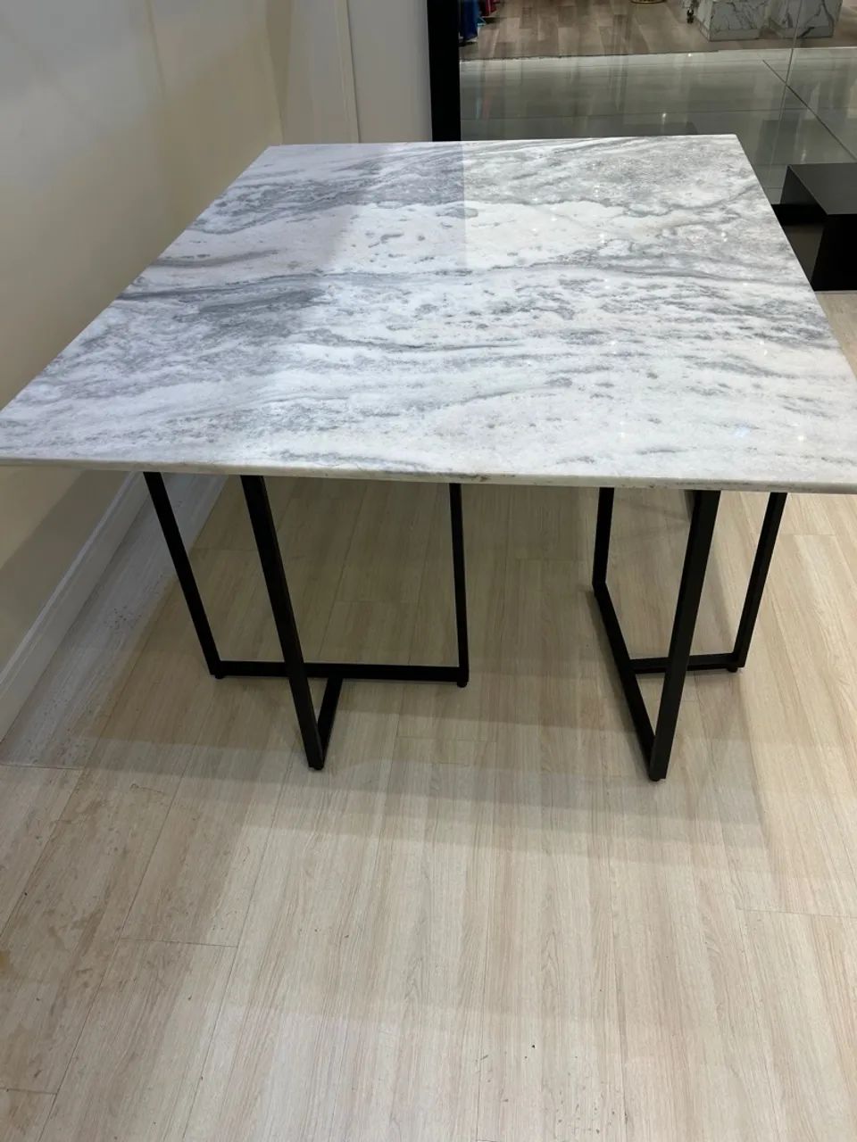 Mesa de Jantar de Mármore Branco          com Base de  Ferro   Com 1,80 mt x 1,60 mt - Foto 2