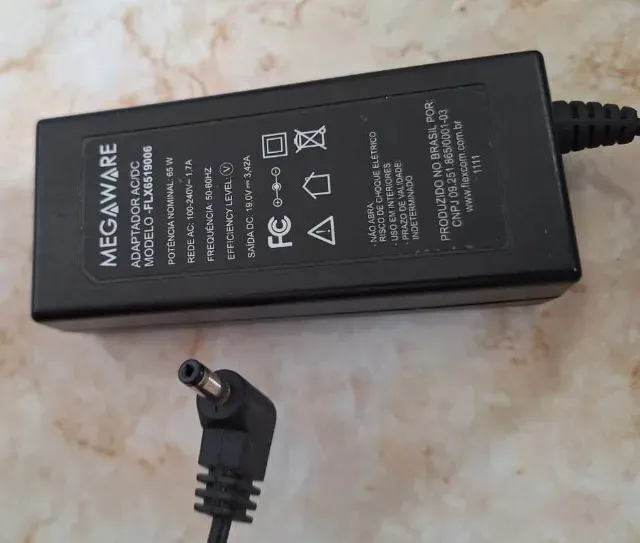 Fonte para notebook megaware, plug fino, bem conservada! Ótimo estado