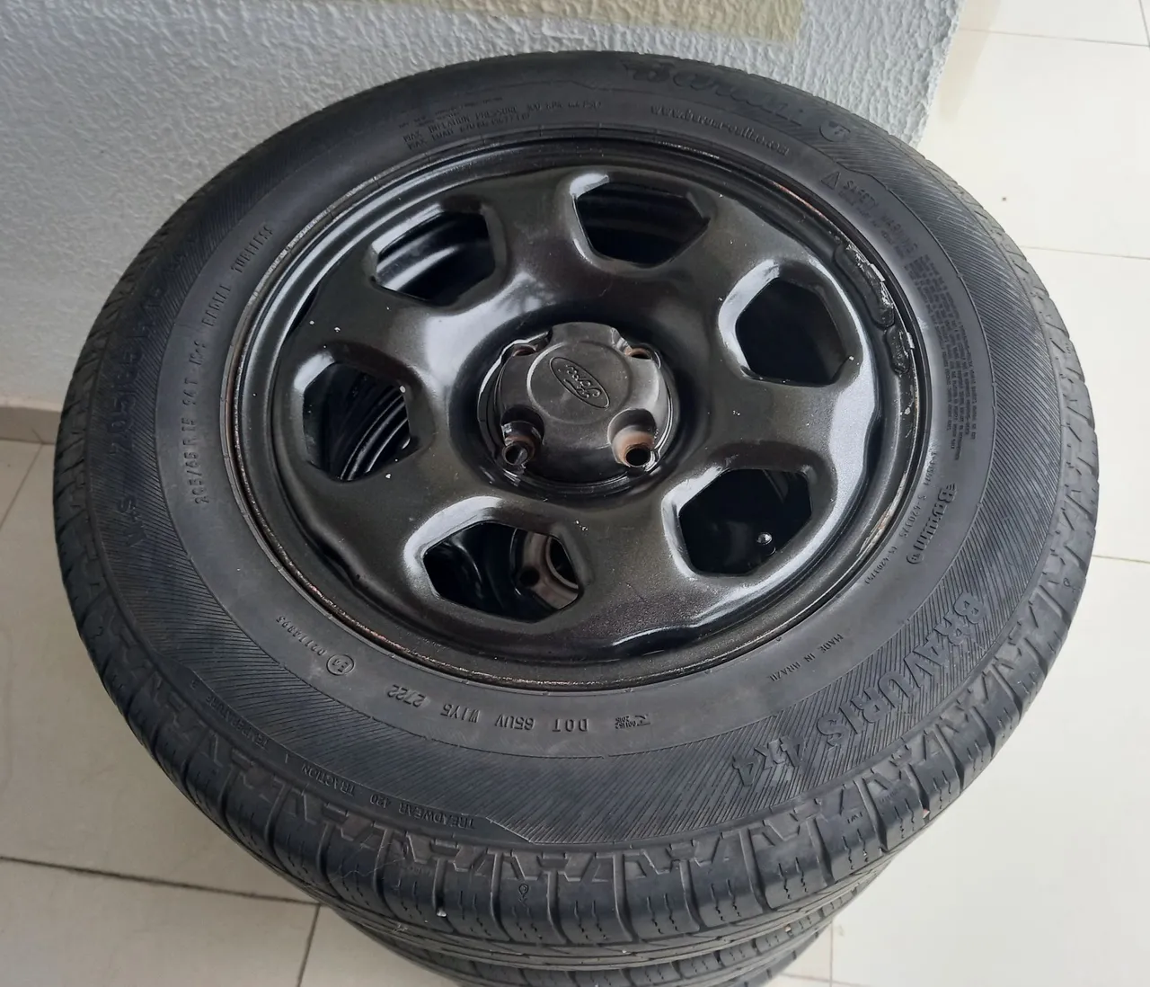 Rodas Aro 15 com pneus EcoSport