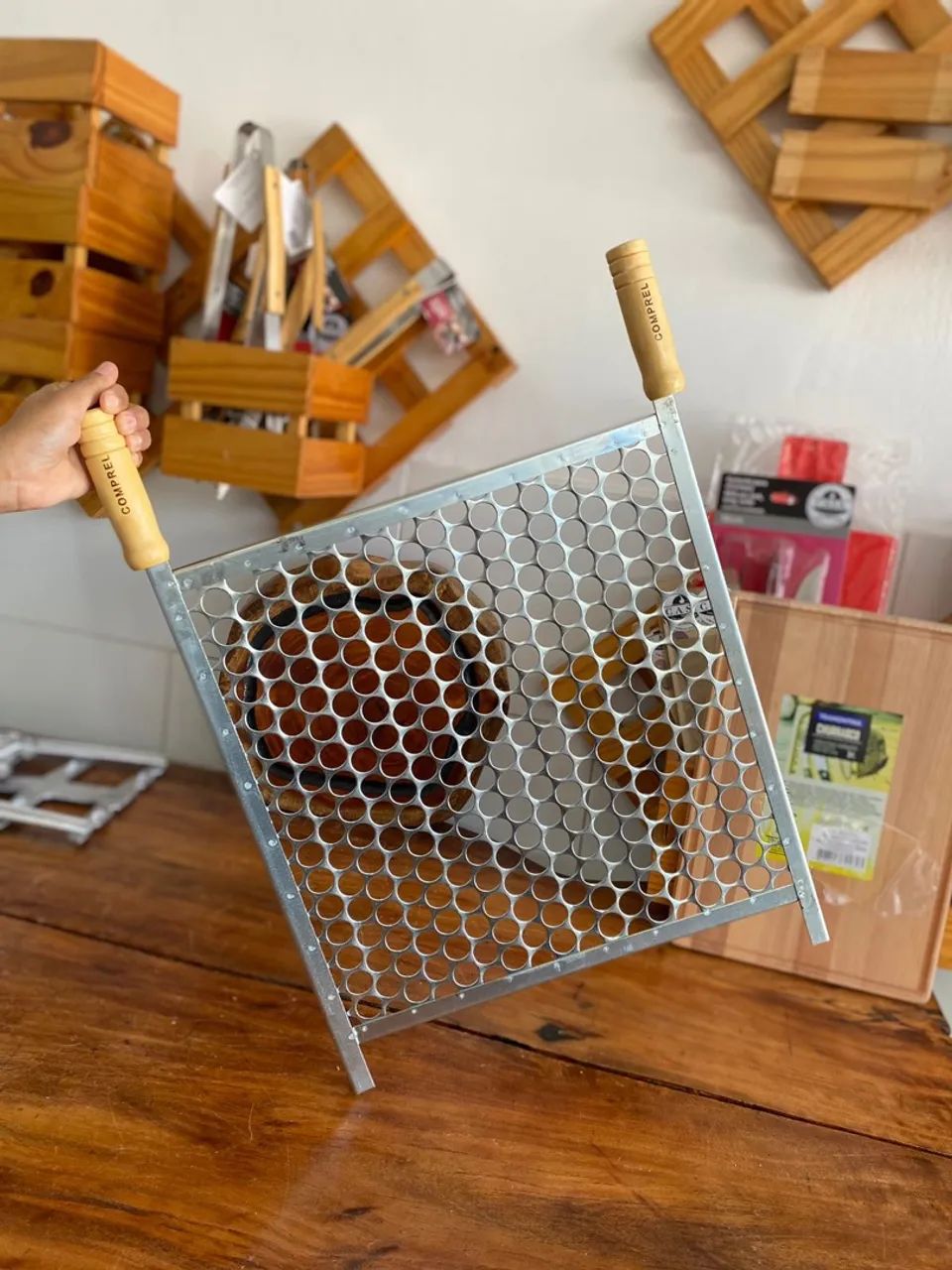 Grelha para churrasco com cabo de madeira a pronta entrega 