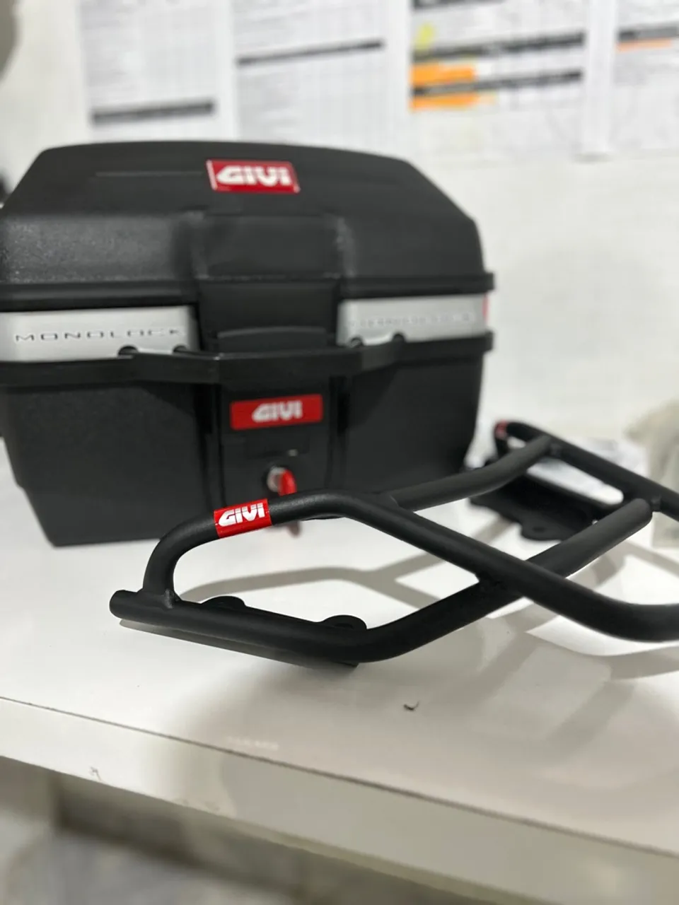 Baú GIVI Monolock + Suporte GIVI