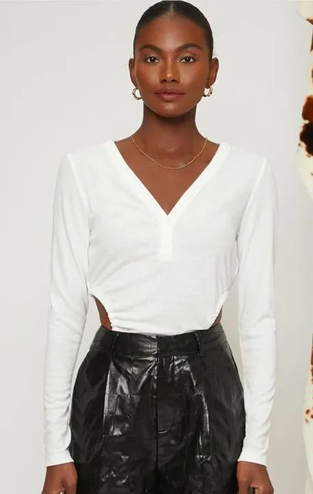 Camiseta branca/gelo com detalhe de amarração - Foto 2