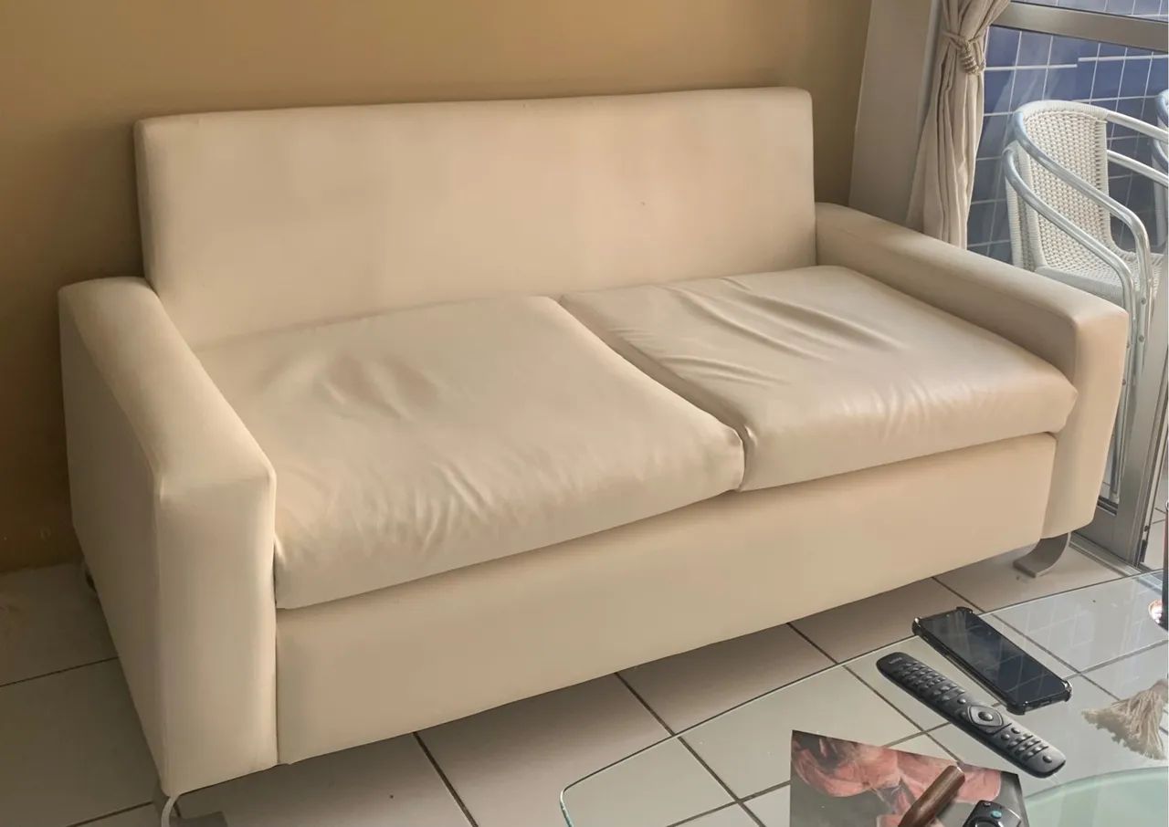 Sofá de 2 lugares em couro branco