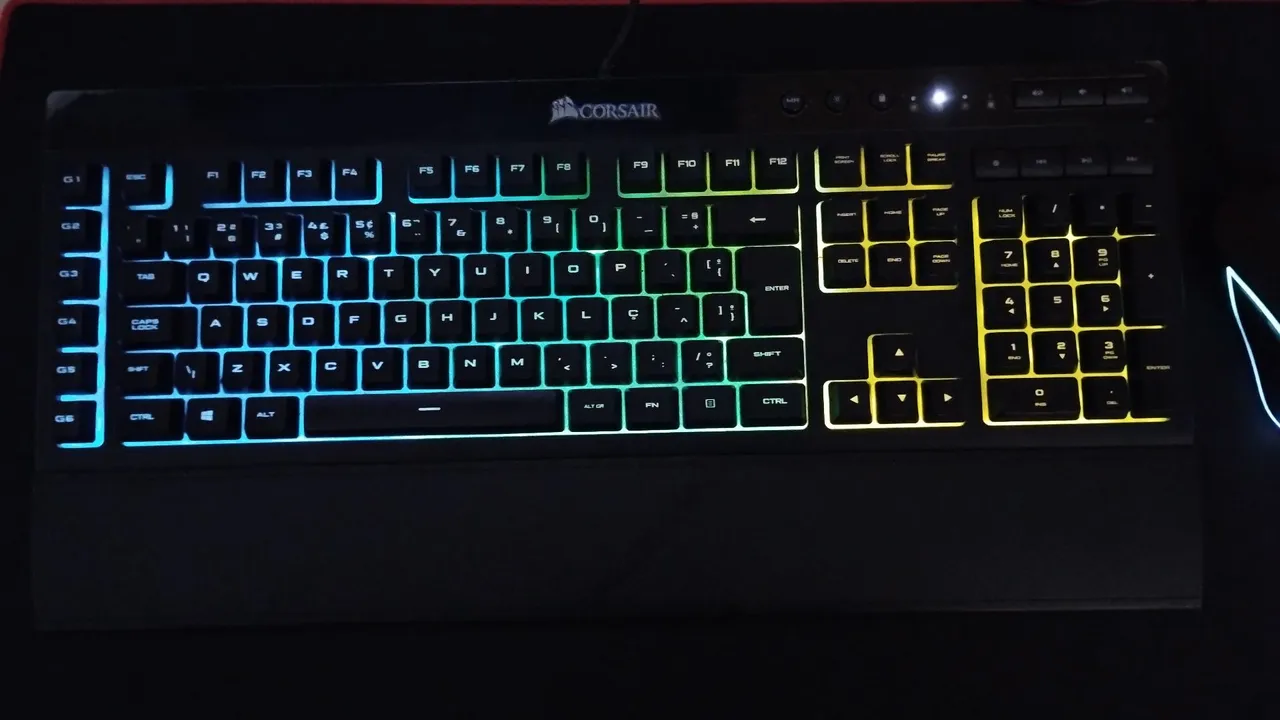 Teclado Gamer Corsair K55 RGB - Iluminação RGB
