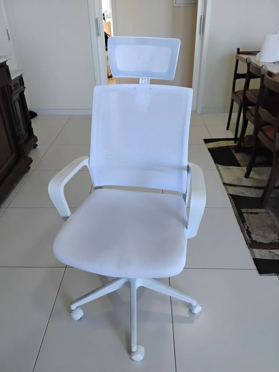 Cadeira ergonômica de Escritório branca conservada.