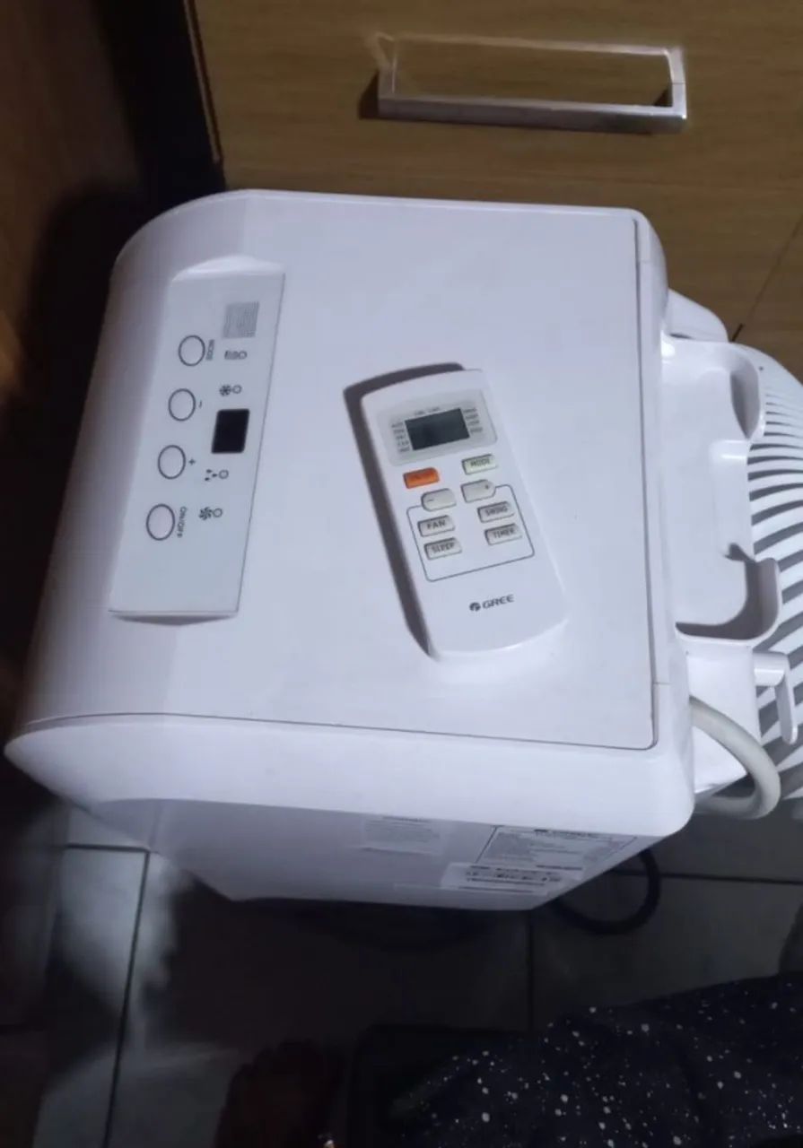 Gree Portable Air Conditioner, 12,000 BTUs, 127 V, with Remote Control