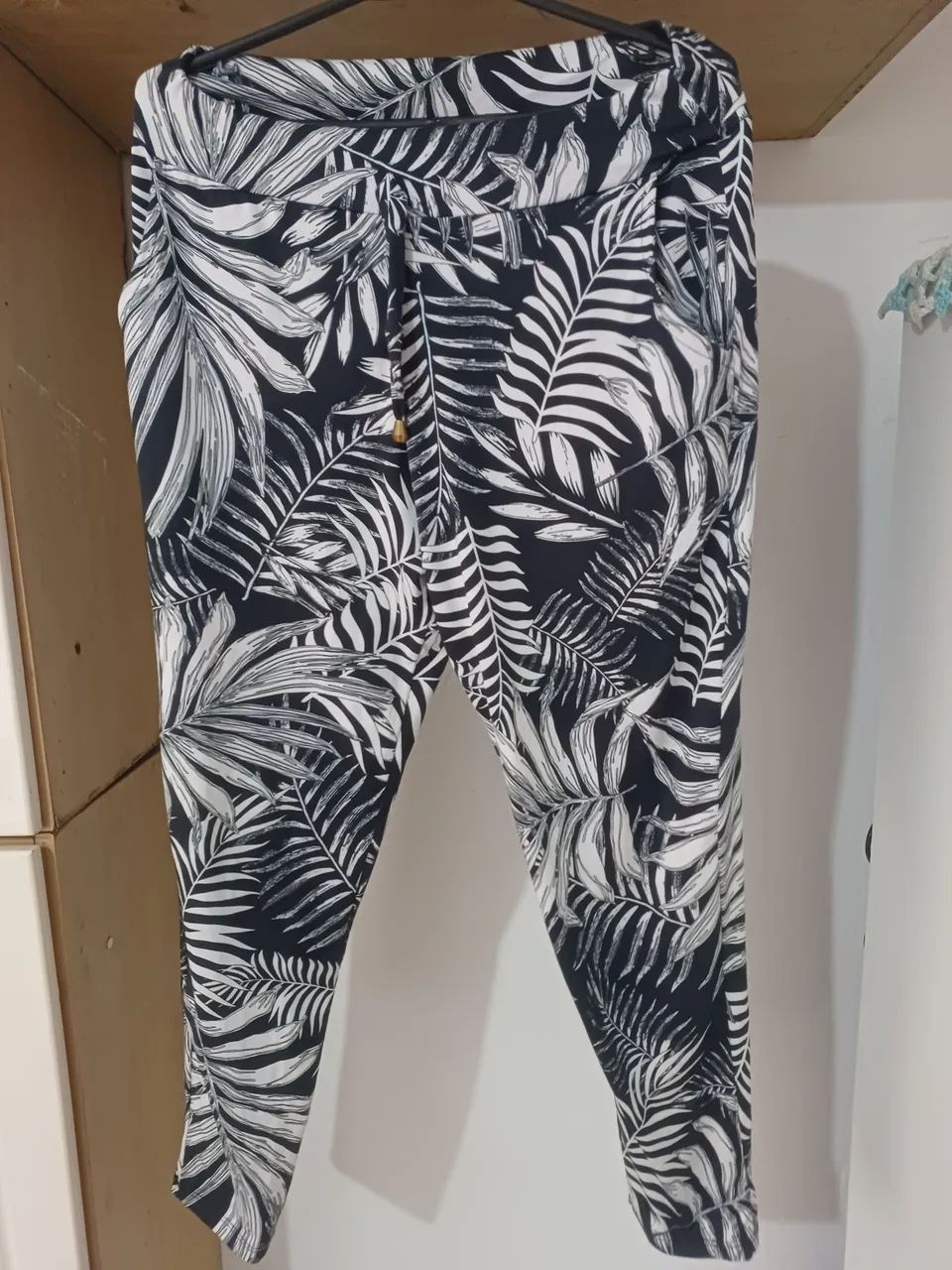 Calça estampada com folhas EM PERFEITO ESTADO DE CONSERVAÇÃO QUASE NOVA  - Foto 2