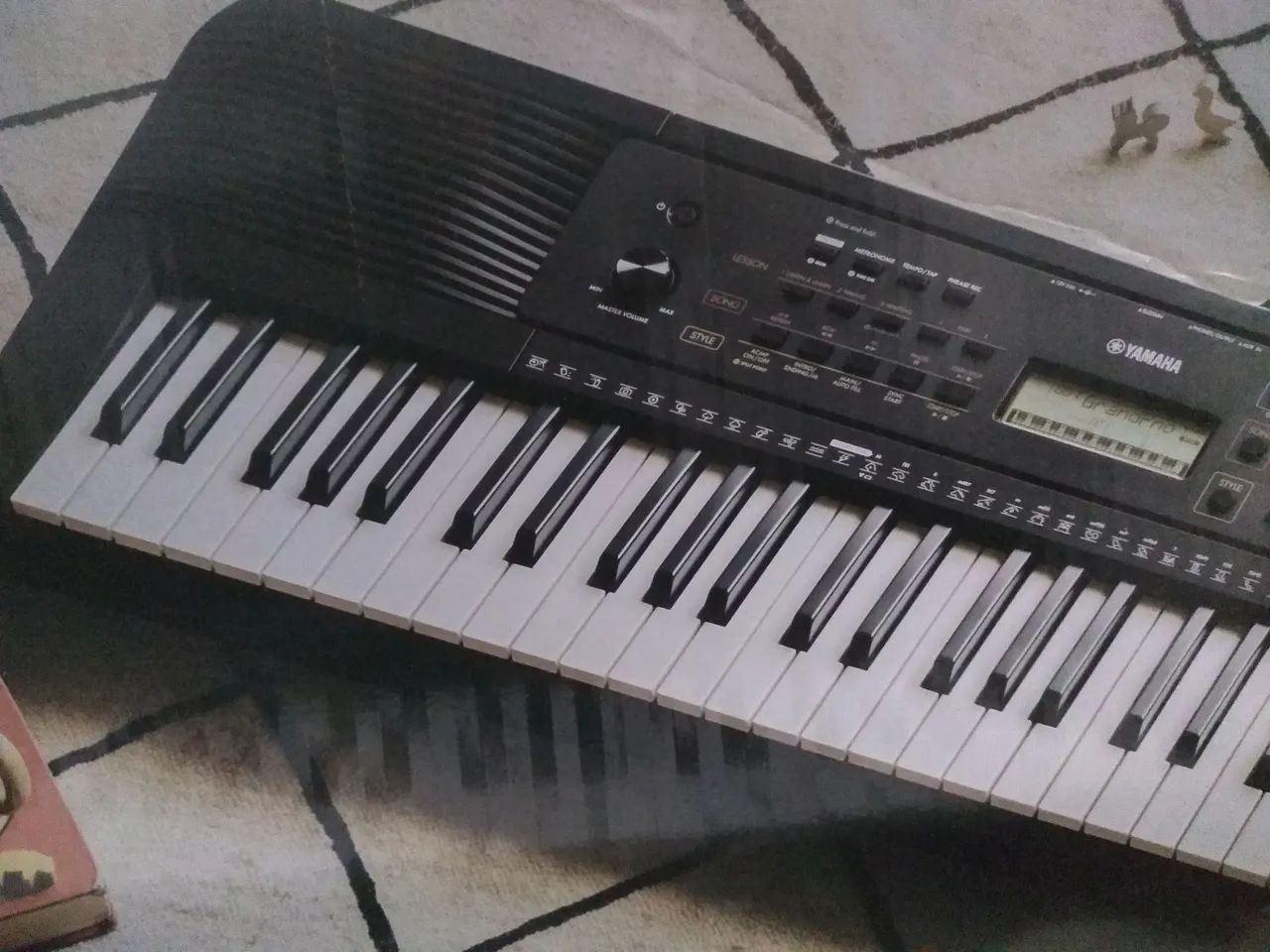 Teclado musical semi-novo YAMAHA psr-E273