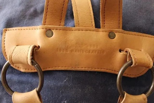 Mochila, em couro natural e lona de algodão, da marca Beatnik & Sons. 