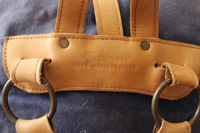 Mochila, em couro natural e lona de algodão, da marca Beatnik & Sons.