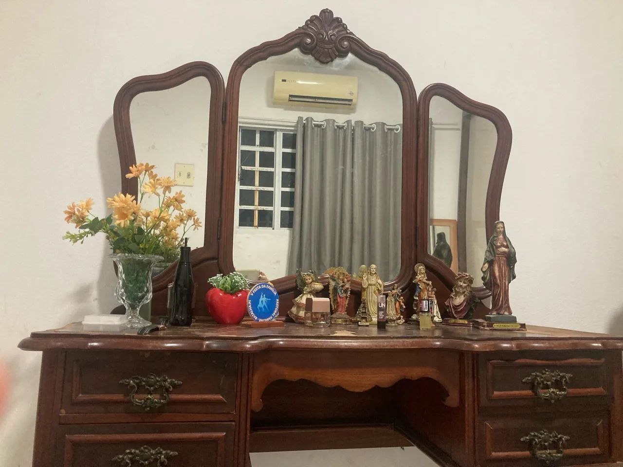 Penteadeira antiga de madeira com espelho triplo