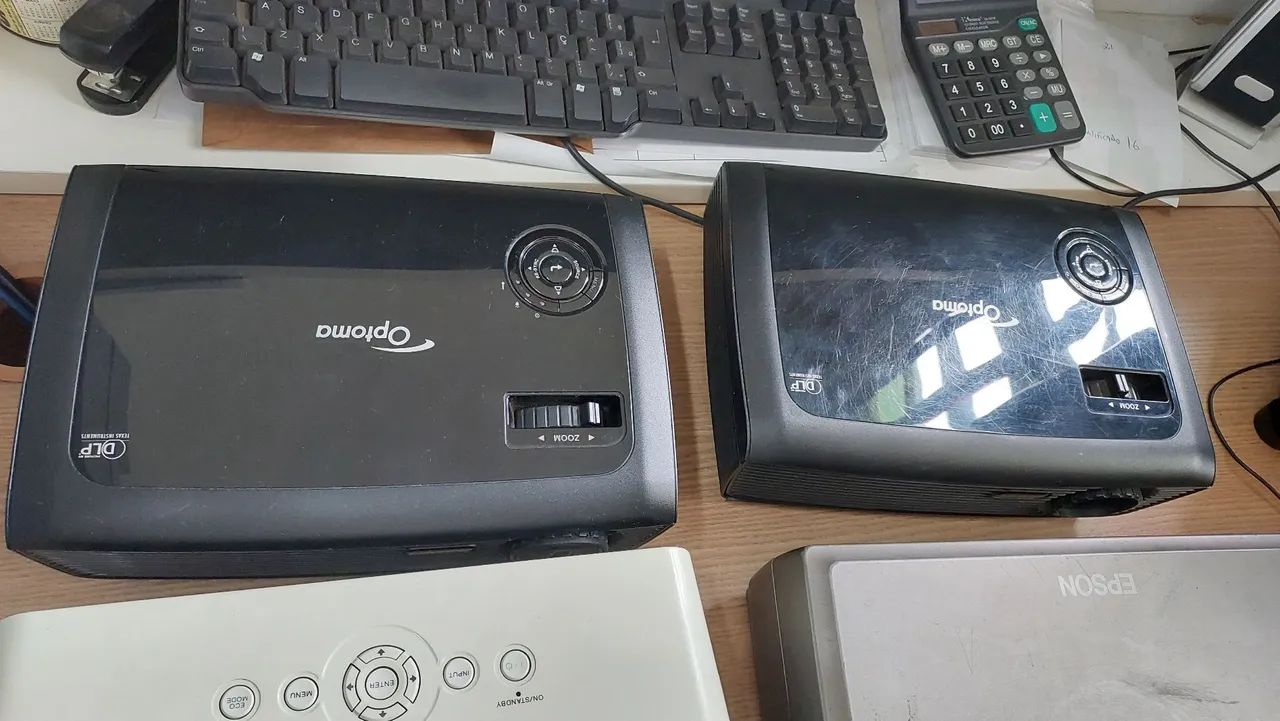 Lote de 4 Projetores - Sony, Epson e Optoma - Foto 2
