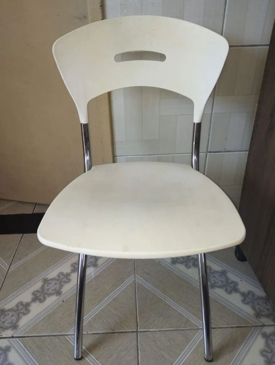 Cadeira branca e preta com estrutura cromada