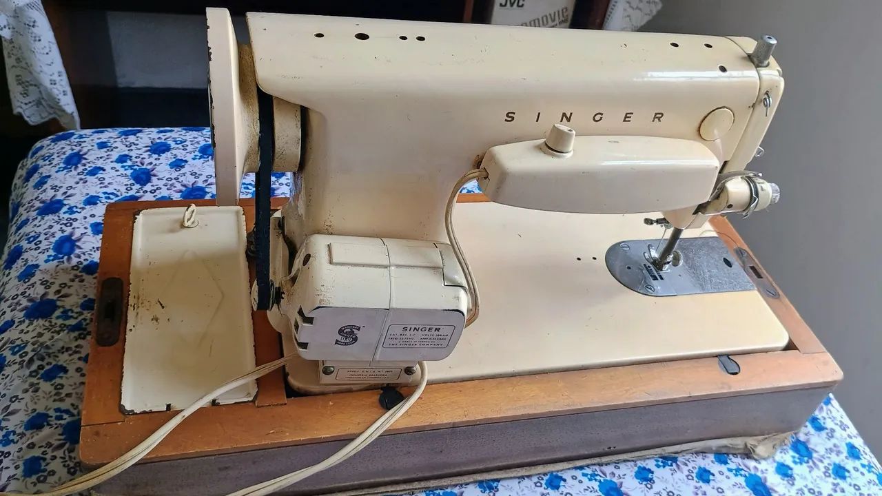 Máquina de Costura Singer Antiga - Foto 3