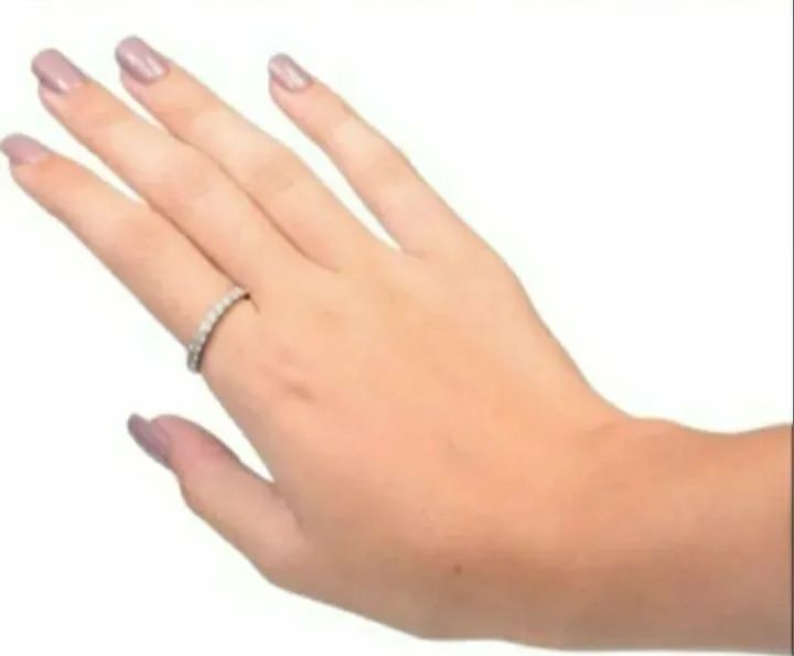 ALIANÇA INTEIRA DE DIAMANTES (1,75CT), EM OURO BRANCO 18K, NOVA, MARCA VIVARA. - Foto 3