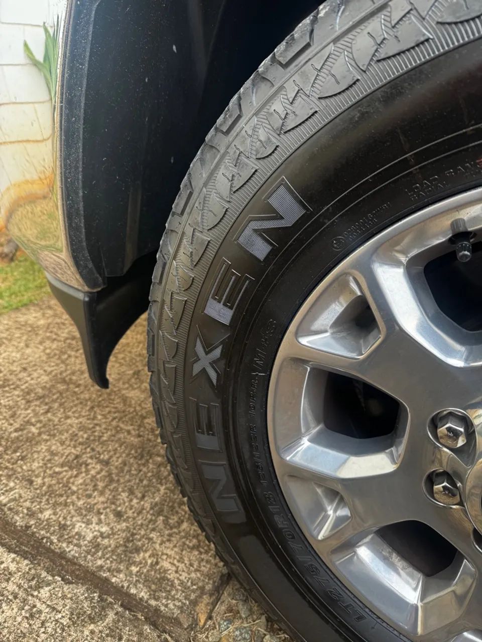 Jogo 4 pneus Nexen 275/70R18 originais RAM 2500/3500 - Foto 3