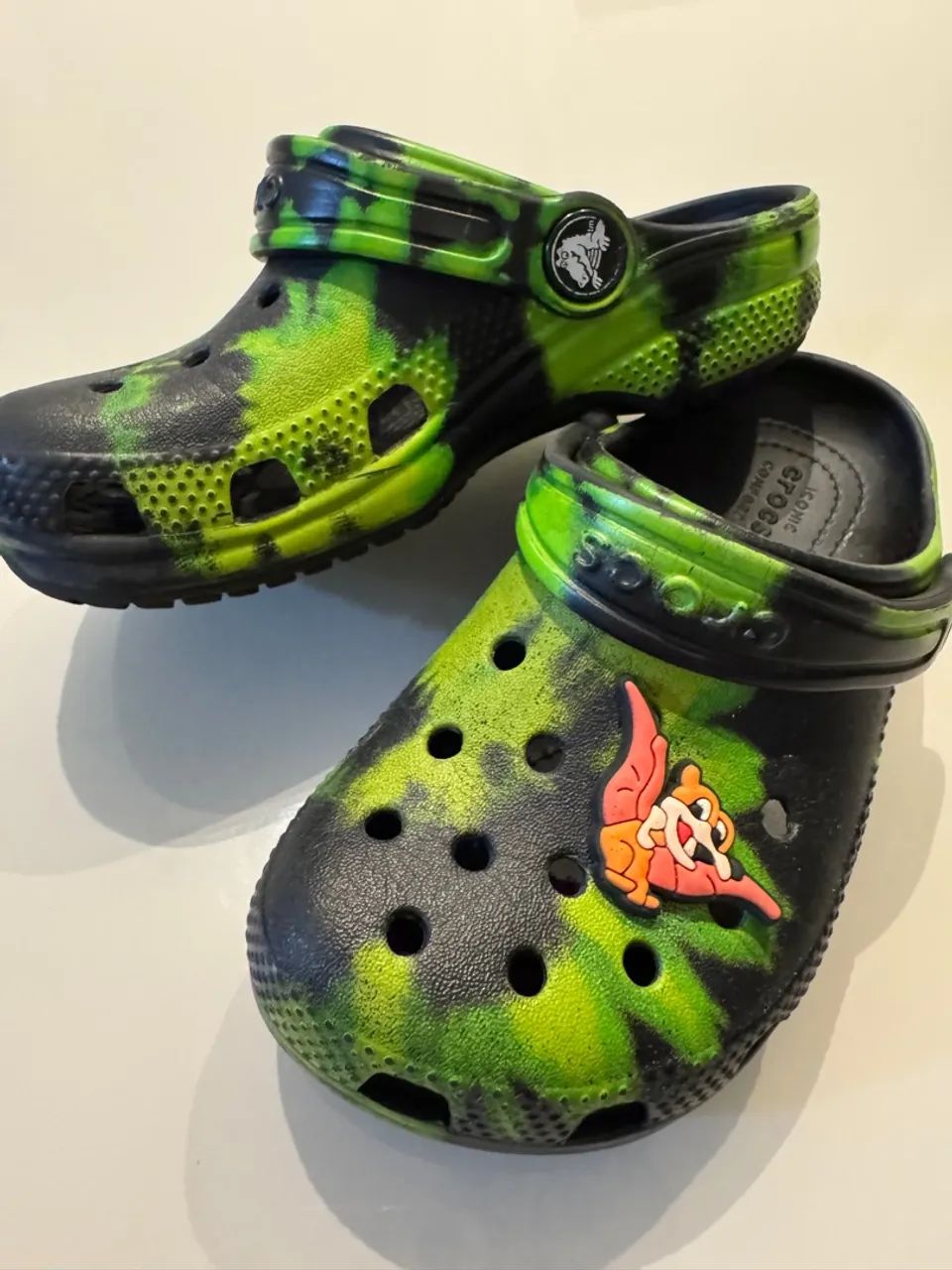 Crocs Infantil Tie Dye com Jibbitz tamanho C10