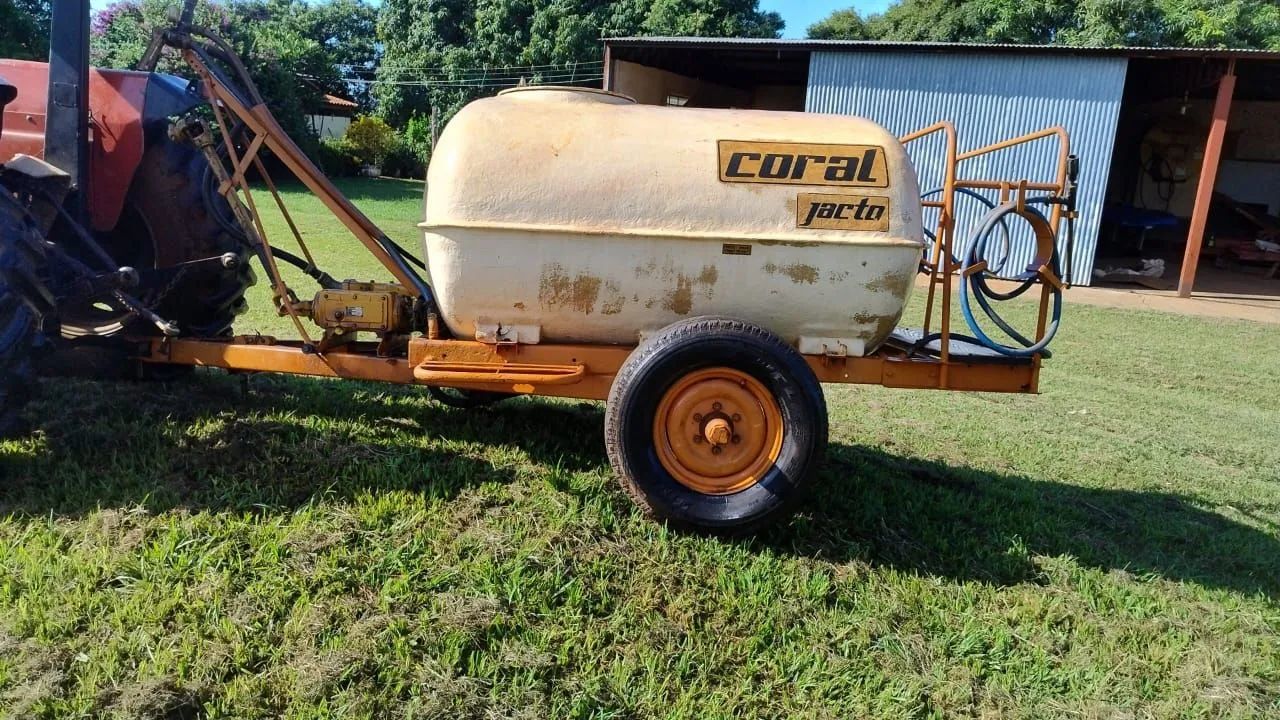 Pulverizador Jacto Coral 2.000 L.