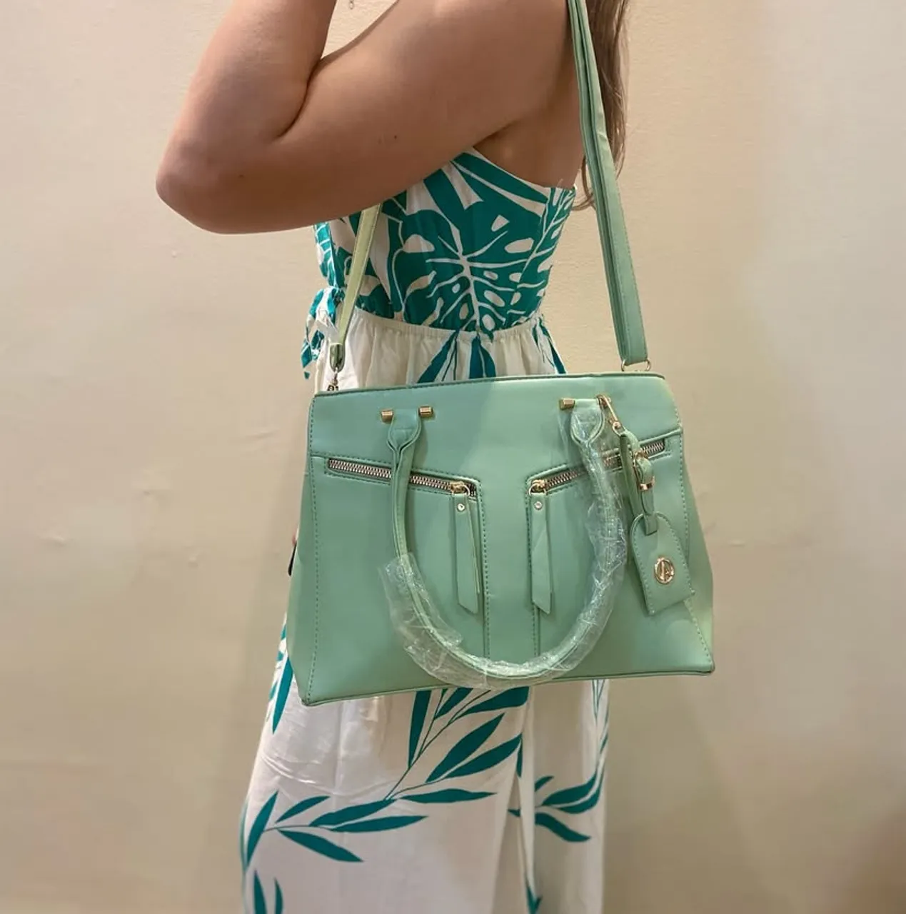 Bolsa de ombro verde com detalhes dourados
