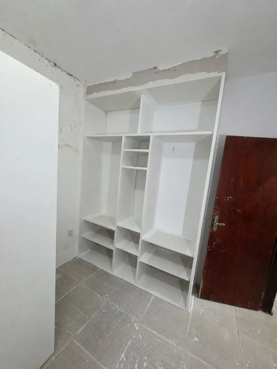 Guarda-roupa de gesso 