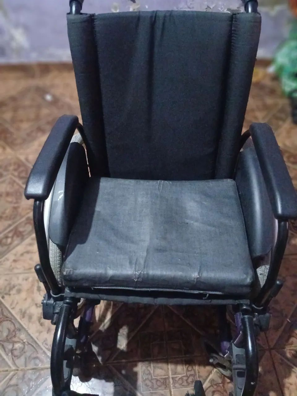 VENDO CADEIRA DE RODA NOVA 