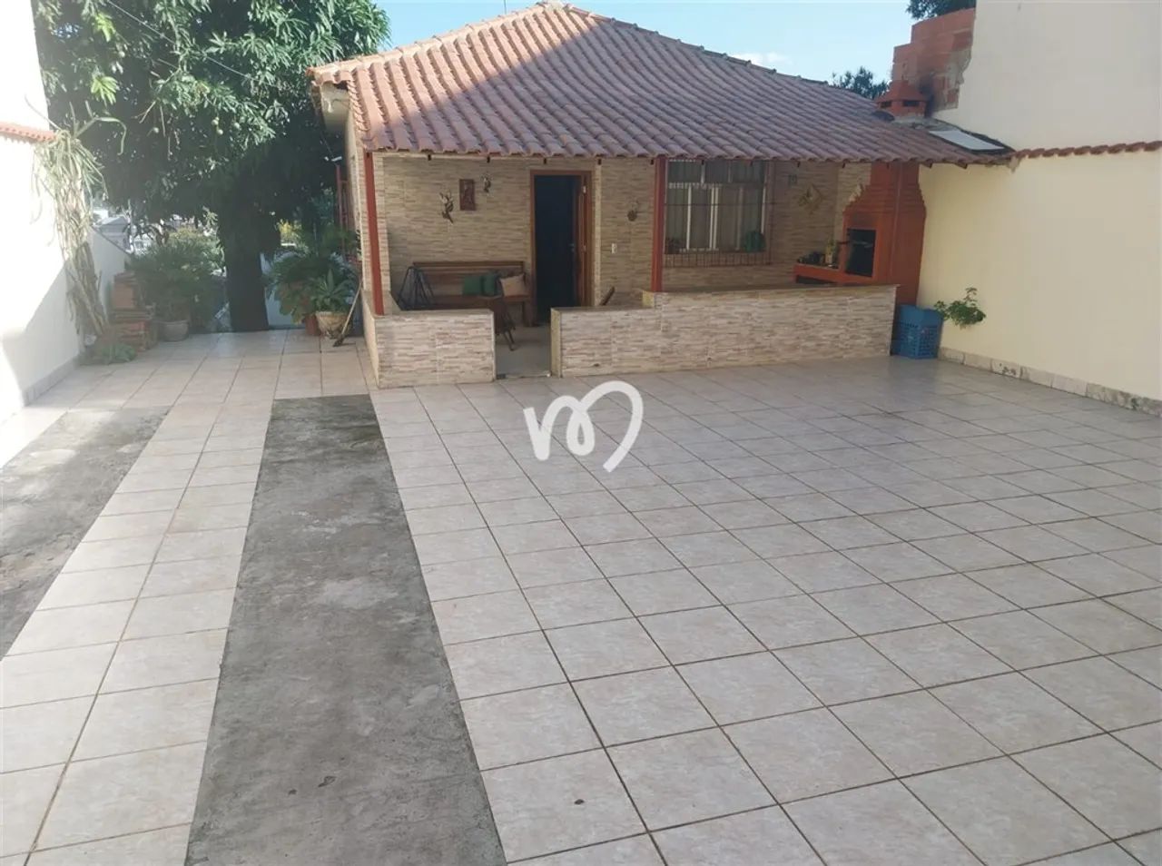 Casa linear, 3 quartos, quintal, 5 vagas