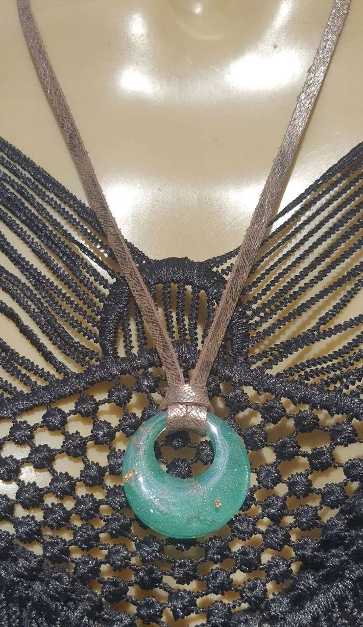 Colar com pingente em resina e folha de ouro - Foto 4