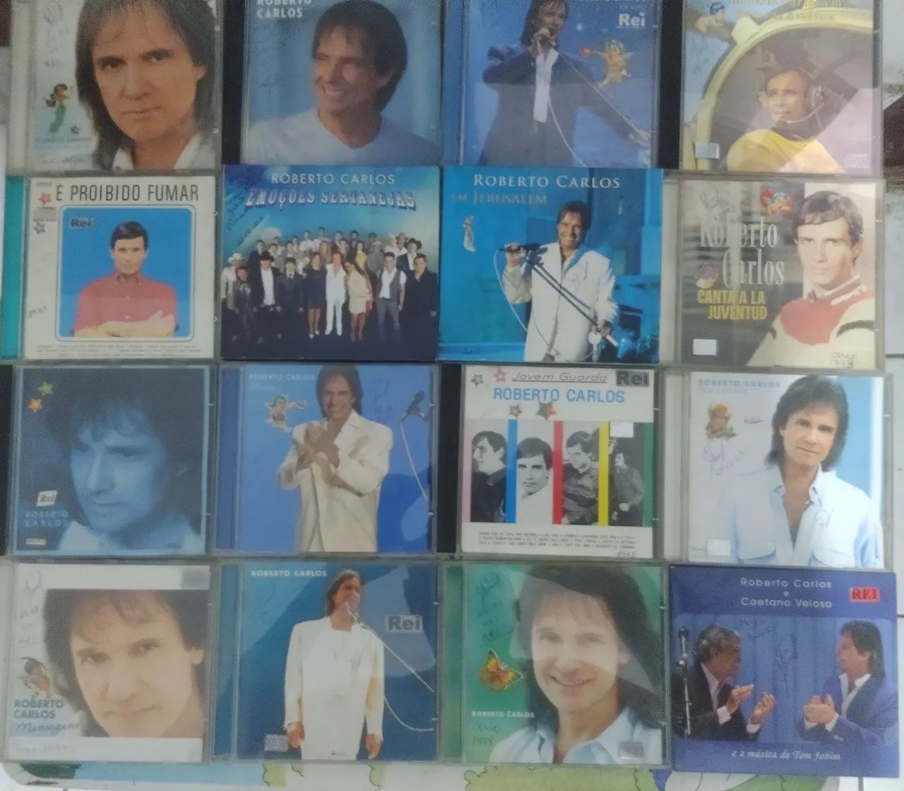 Coleção de CDs e DVDs Roberto Carlos