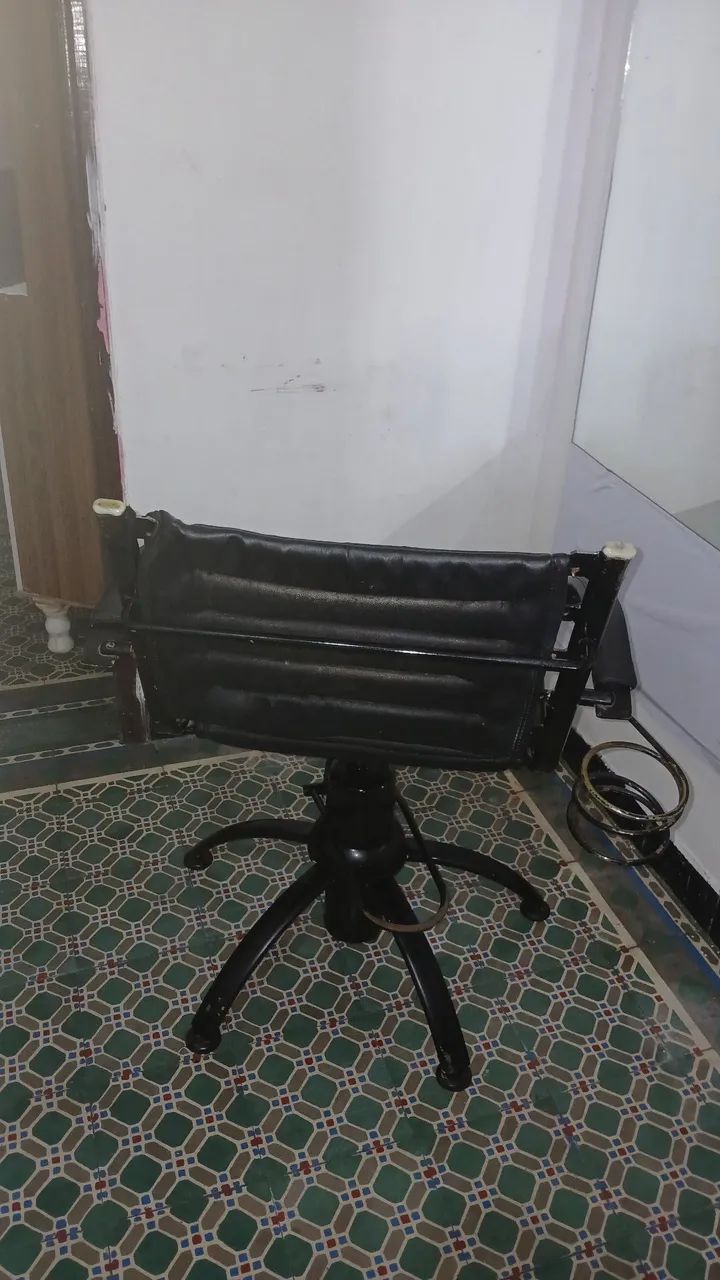 Cadeira de salão com suporte para secador junto com um espelho  - Foto 4