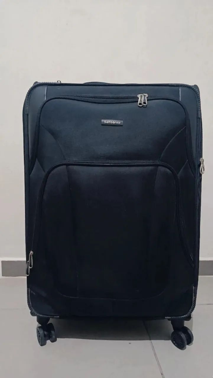 Mala de Viagem Samsonite Preta com Rodinhas e Cadeado de Segredo