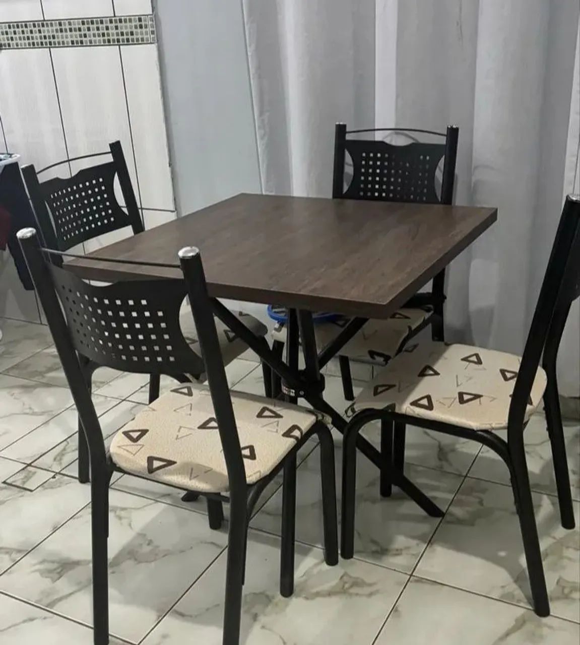 Mesa com cadeiras em perfeito estado 