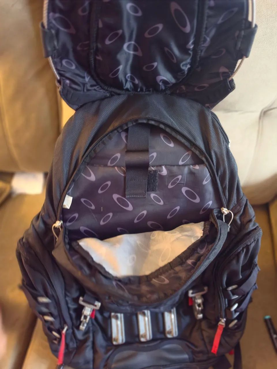 Mochila Oakley Bathroom Sink Preta - Original - Foto 2
