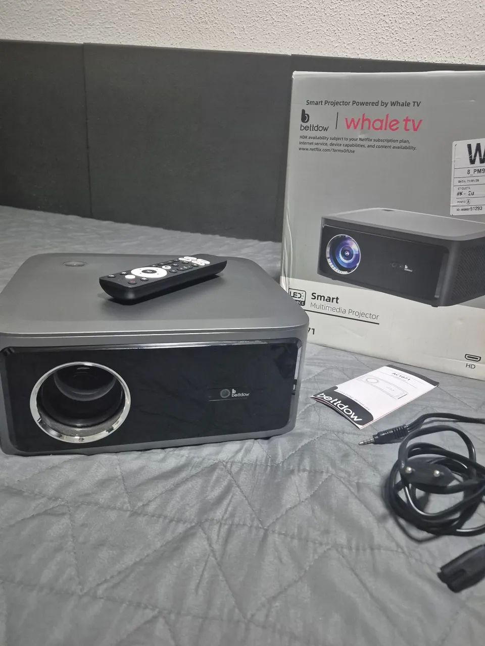 Projetor Bettdow AC1071 Full HD + Tela Retrátil App-Tech 1,80 x 1,80
