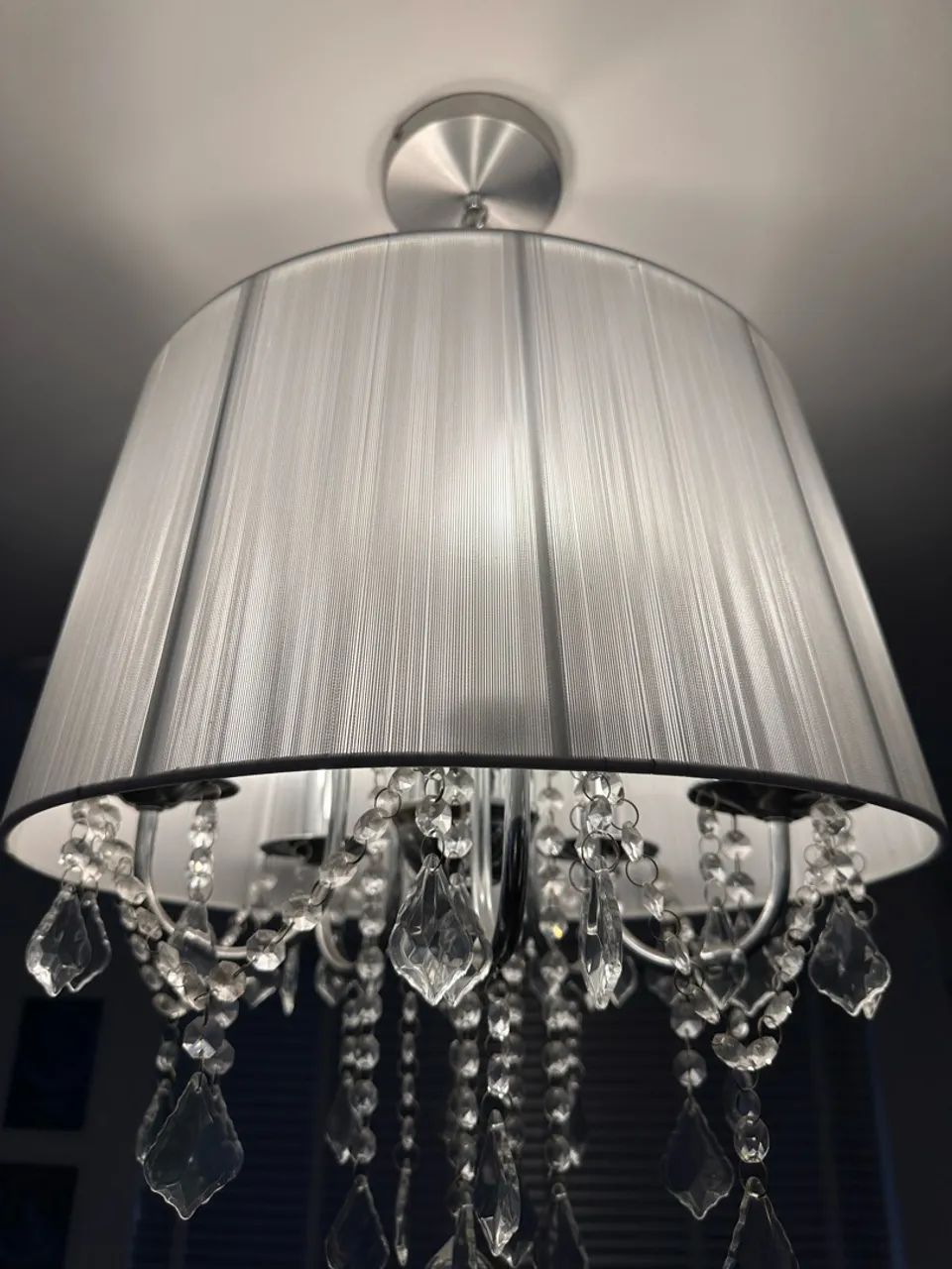 Pendente luminária tecido e cristal com 5 lâmpadas 