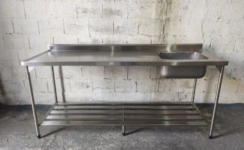 8 Móveis de inox para cozinha: mesas, bancada com pia e prateleiras