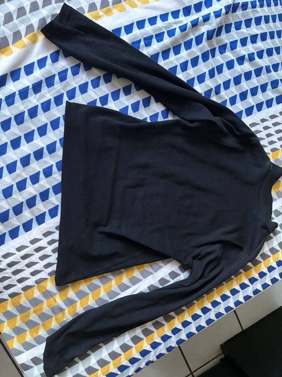 Blusa canelada preta de manga comprida 