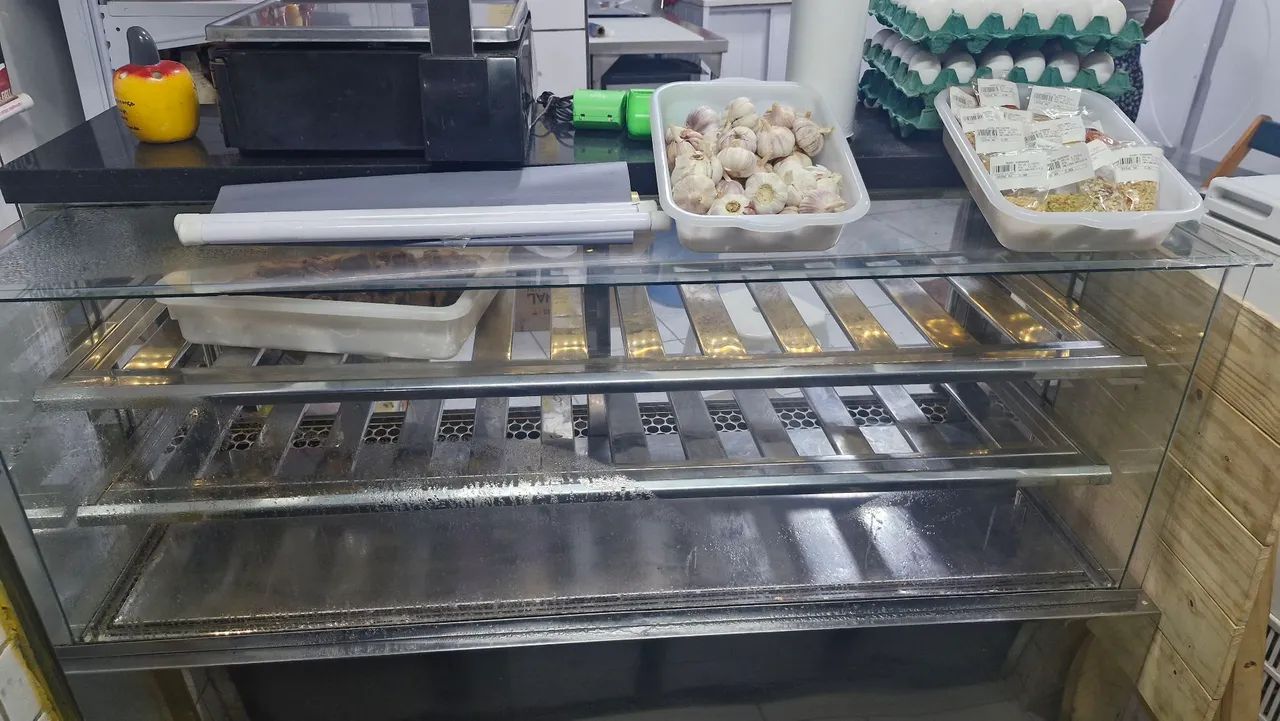 BALCÃO DE TORTA E DOCES TODO EM VIDRO E INOX E MÁRMORE  - Foto 5