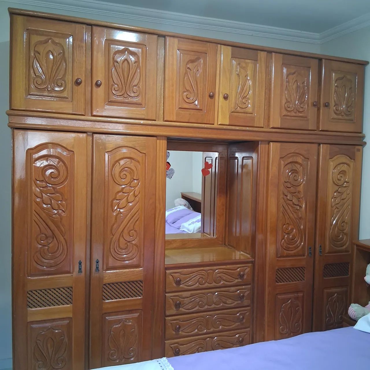 Guarda roupa e cama de madeira