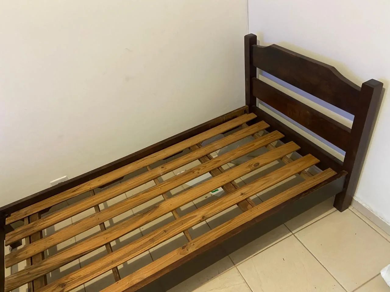 Cama de solteiro em madeira maciça - Excelente estado - Foto 3