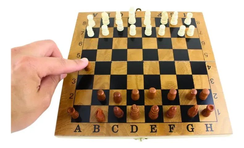 Jogo de Tabuleiro 23cm -  3 em 1 de Madeira - Xadrez, Dama e Backgammon Portátil - Foto 3