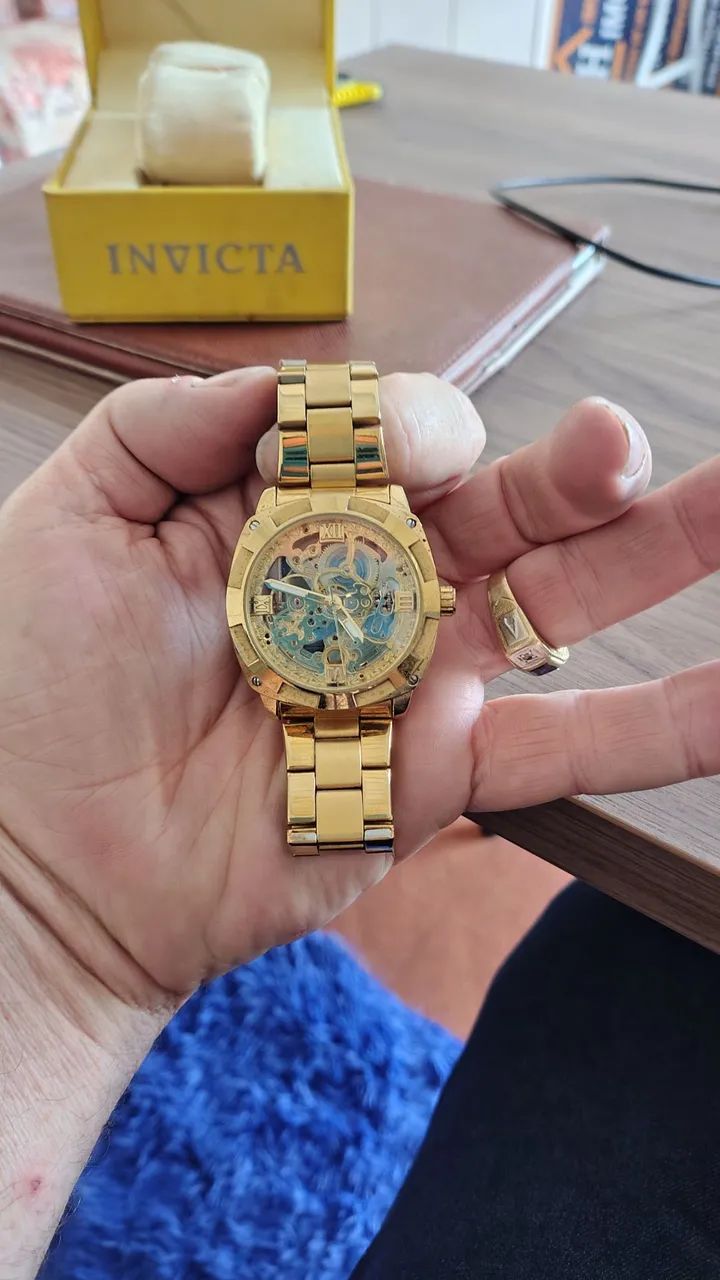 Relógio automático com fundo transparente 