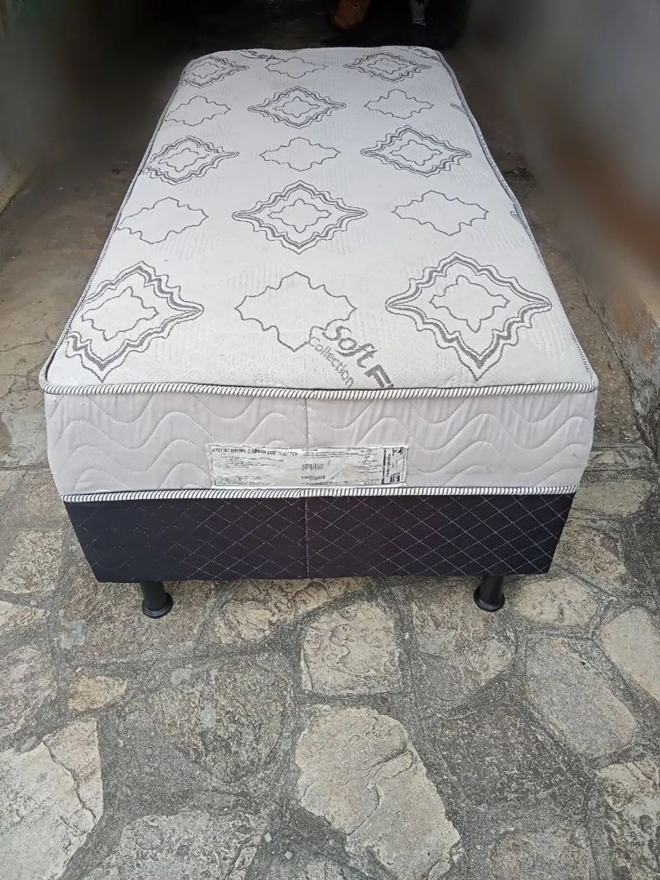 Cama box de solteiro confortável e em boas condições