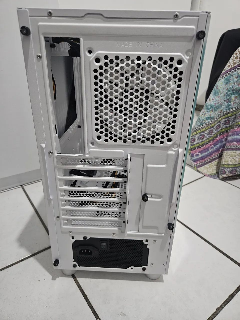 Gabinete gamer com fonte e 3 ventoinhas - Foto 3