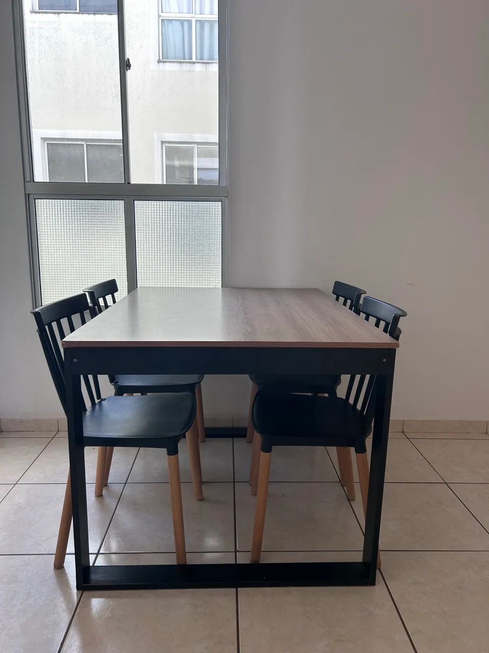 Conjunto de Mesa e Cadeiras 